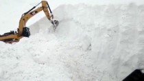 KARLA MÜCADELE - Hakkari'de Kar Kalınlığının 10 Metreyi Bulduğu Bölgede Ekiplerin Zorlu Mesaisi