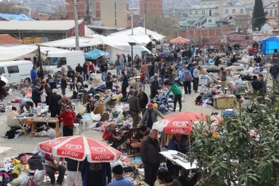 İzmir'de Yaşlılar Yasağa Rağmen Pazarlara Çıktı