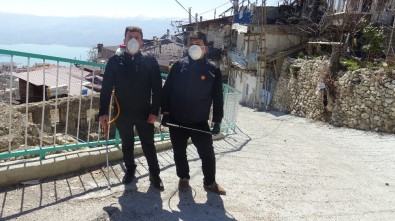 Karaman'da İki Muhtar Mahallelerini Kendi İmkanları İle Dezenfekte Etti