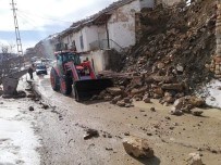 İSTİNAT DUVARI - Karaman'da İstinat Duvarı Çöktü