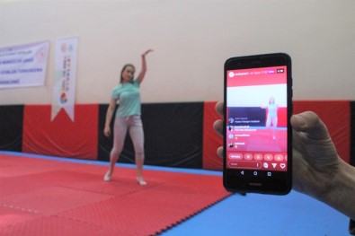 Korona Virüs Nedeniyle Evde Kalanlara Canlı Yayında 'Zumba' Dersi