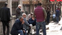 HAYALET - (Özel) İstanbul'da 65 Yaş Üstü Yaşlılar Sokağa Çıkma Yasağına Uymadı