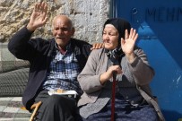 Sokağa Çıkma Yasağına Uyan Evinde Oturdu, Uymayan Da Alışveriş Yaptı