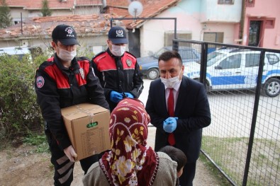 Uşak'ta Evlerinden Çıkamayan Yaşlılara Yardım Kolilerini Polis Götürdü