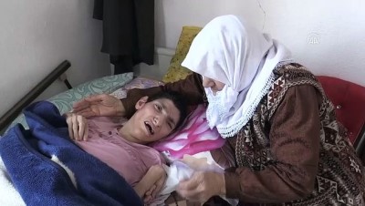 Yatağa Bağımlı Engelli Kızına 40 Yıldır Gözü Gibi Bakıyor