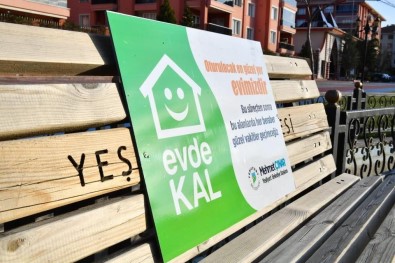 Yeşilyurt'ta Banklara Uyarı Levhaları Yerleştirildi