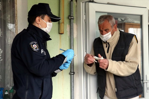 Polis yaşlıların siparişini aldı