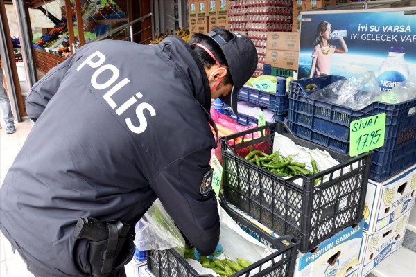 Polis yaşlıların siparişini aldı