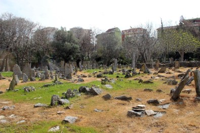 Alanya'da Sahipsiz Taş Mezarlar Gizemi Koruyor