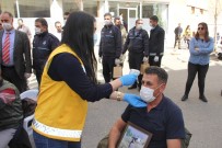 SAĞLIK TESTİ - Bağlar Belediyesi Evlat Nöbeti Tutan Aileleri Sağlık Kontrolünden Geçirip Dezenfektan Dağıttı