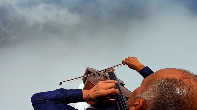 Gökyüzünde Çelloyla 'Uzun İnce Bir Yoldayım' Türküsünü Çaldı