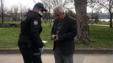 İstanbul'da Yasağa Uymayan Yaşlılar İlginç Görüntüler Oluşturdu