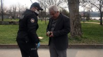 HAYALET - İstanbul'da Yasağa Uymayan Yaşlılar İlginç Görüntüler Oluşturdu