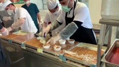 Koronavirüse Karşı Fedakarca Çalışan Sağlık Personeline Moral İçin Tatlı İkram Edildi