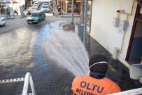YıLMAZ AYDıN - Oltu Belediyesi Dezenfekte Su İle Caddeleri Yıkıyor