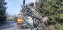 DİREKSİYON - Otomobil Tarlaya Uçtu; 2 Yaralı
