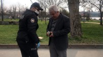 HAYALET - (Özel) İstanbul'da Yasağa Uymayan Yaşlılar İlginç Görüntüler Oluşturdu