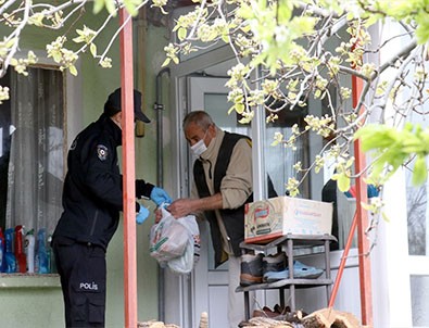 Polis yaşlıların siparişini aldı