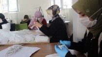HALK EĞİTİM MERKEZİ - Şanlıurfa'da Usta Öğreticiler Koronavirüse Karşı Maske Üretiyor