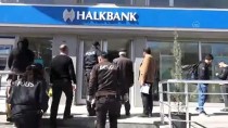 İL EMNİYET MÜDÜRLÜĞÜ - Şırnak'ta Sokağa Çıkma Yasağına Uyan Yaşlı Adamı Polis Bankaya Götürdü