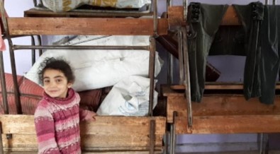 Suriye'den Kaçan Aileler Boş Okula Sığındı