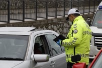 İL EMNİYET MÜDÜRLÜĞÜ - Trafik Polisleri Sürücüleri Kimlik Kontrolü Yapıp Tek Tek Uyardı