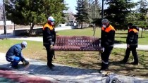 DEZENFEKSİYON - Van'da Koronavirüs Tedbirleri Kapsamında Parklardaki Oturma Bankları Kaldırıldı