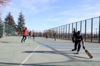 YABANCI ÖĞRENCİLER - Yabancı Öğrenciler Korona Tatilini Kriket Oynayarak Geçiriyor