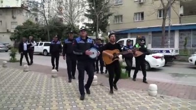 Adana'da Zabıta Ekipleri Evinden Çıkamayan Vatandaşlara Müzikle Moral Verdi