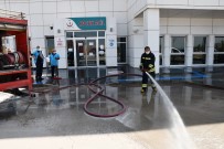 AKSARAY BELEDİYESİ - Aksaray'da İtfaiye Ekipleri Hastane Bahçesini Dezenfekte Etti