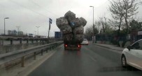 GERİ DÖNÜŞÜM - Aşırı Yüklenen Kamyon Görenleri Şaşkına Çevirdi