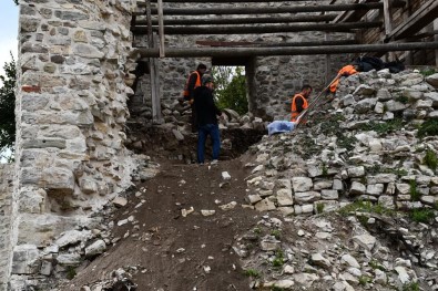 Ceneviz Kalesinde Restorasyon Çalışmaları Devam Ediyor