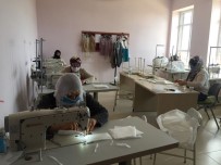 HALK EĞİTİM MERKEZİ - Dicle HEM'de Gönüllü Kadınlar Maske Üretiyor