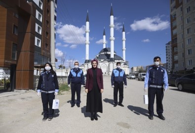 Korona Virüse Savaş Açan Akyurt'ta Vatandaşlara El Dezenfektanı Dağıtıldı
