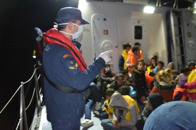 Kuşadası Körfezi'nde 29'U Çocuk 50 Göçmen Kurtarıldı