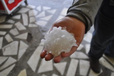 Şuhut'ta Şiddetli Yağmur Ve Dolu Yaşamı Olumsuz Etkiledi