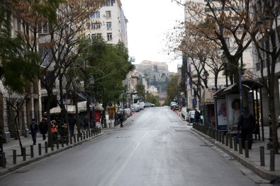 Turizm Ülkesi Yunanistan'da Sokaklar Sessiz