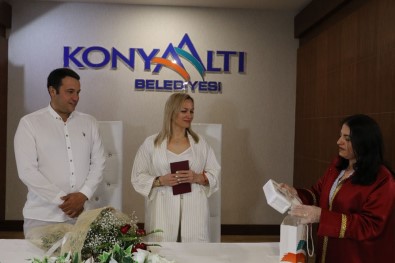 Ukraynalı Gelin Ve Türk Damada 'Korona' Paketi