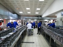 ÜSKÜDAR BELEDİYESİ - Üsküdar'da Yaşlı Ve Kronik Hastalara Dev Kazanlarda Pişirilen Yemekler Dağıtılıyor