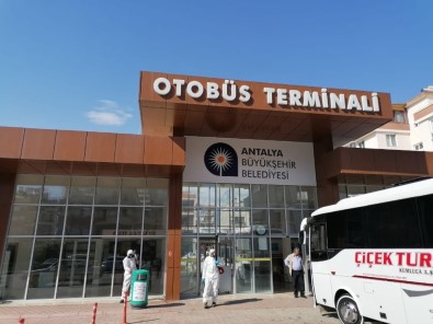 Antalya'da Yollar Yıkanarak Dezenfekte Ediliyor