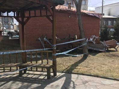 Ardahan'da Parklarda Ki Banklar Sökülüyor
