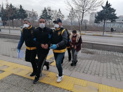 Arkadaşını Pompalı Tüfekle Vuran Genç Kız Ve 2 Arkadaşı Yakalandı