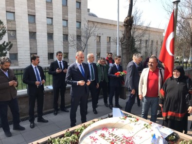 Bakan Gül, Muhsin Yazıcıoğlu'nu Kabri Başında Andı