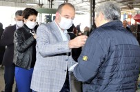 PAZAR ESNAFI - Başkan Akın Pazar Esnafına Maske Dağıttı
