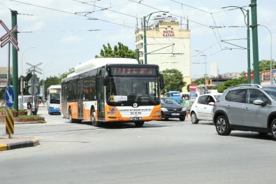 Başkan Şahin'den Eczacı Kalfalarına Ücretsiz Ulaşım Hizmeti