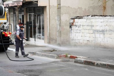 Bayraklı'da Sokaklar Yıkanıp Dezenfekte Edildi