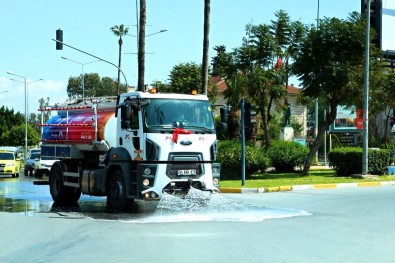 Cadde Ve Bulvarlar Korona Virüse Karşı Yıkandı