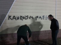 ATATÜRK BULVARI - Cami Ve Kurum Duvarına Yazılan Yazıları Polis Sildi
