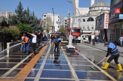 Cizre'de Cadde Ve Sokaklar Yıkanıyor