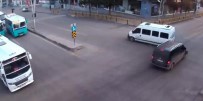 IŞIK İHLALİ - Erzurum'da 5 Kişinin Yaralandığı Feci Kaza Kameralara Yansıdı